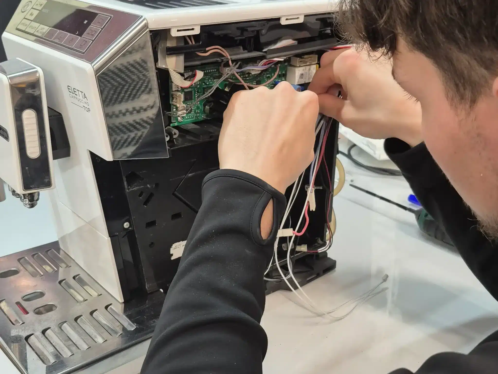 servisný technik opravuje kávovar