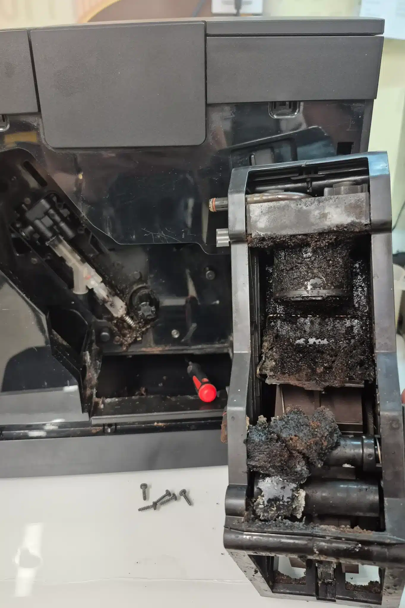 znečistená pressojednotka na kávovare delonghi. servis kávovarov doktor káva